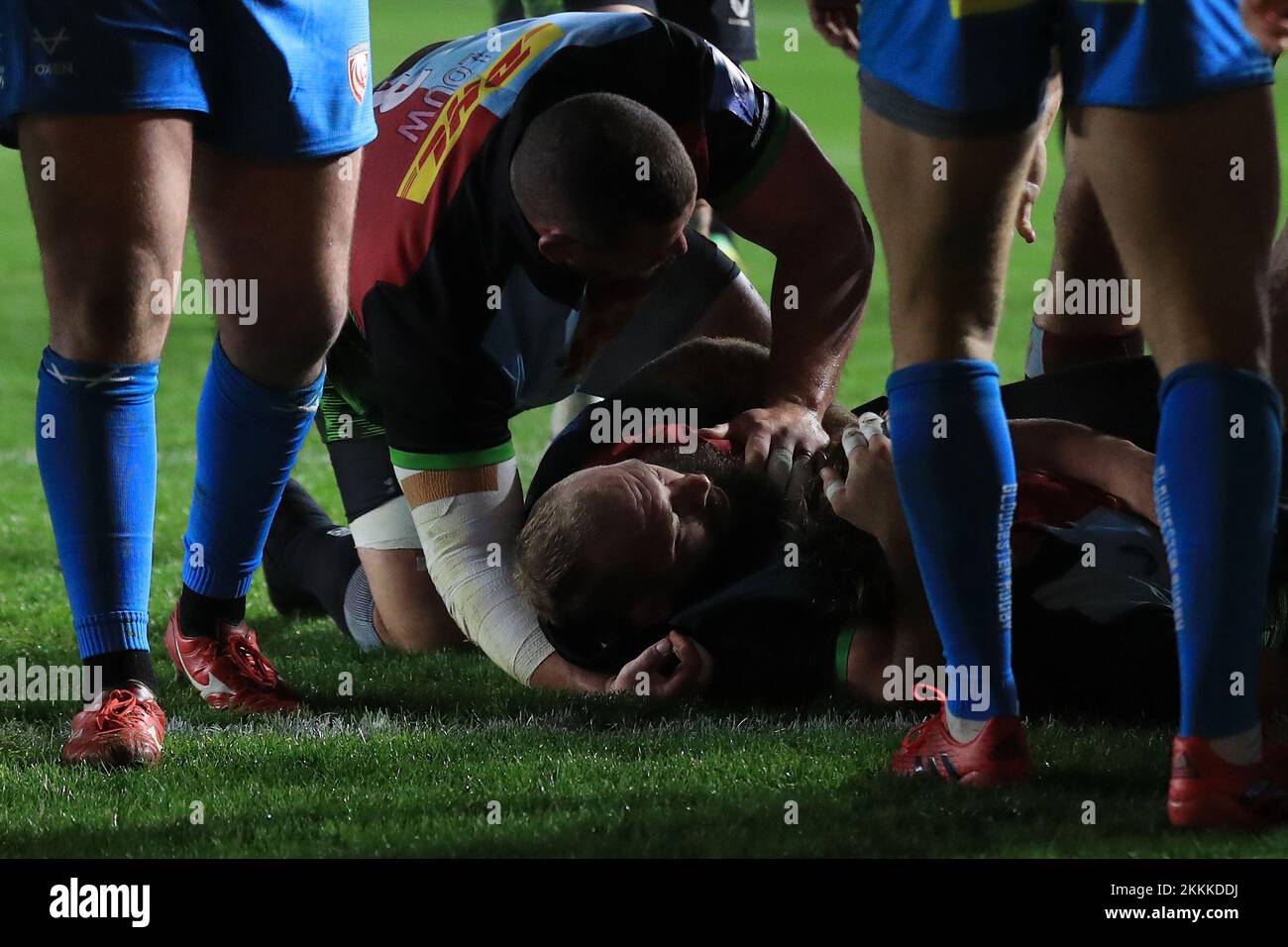 Twickenham, Royaume-Uni. 25th novembre 2022. ESSAYEZ: Danny Care of Harlequins s'est imposé par Jack Walker de Harlequins et Wilco Louw de Harlequins pendant le match de rugby Gallagher Premiership entre Harlequins et Gloucester au stade de Twickenham, à Twickenham, au Royaume-Uni, le 25 novembre 2022. Photo de Carlton Myrie. Utilisation éditoriale uniquement, licence requise pour une utilisation commerciale. Aucune utilisation dans les Paris, les jeux ou les publications d'un seul club/ligue/joueur. Crédit : UK Sports pics Ltd/Alay Live News Banque D'Images