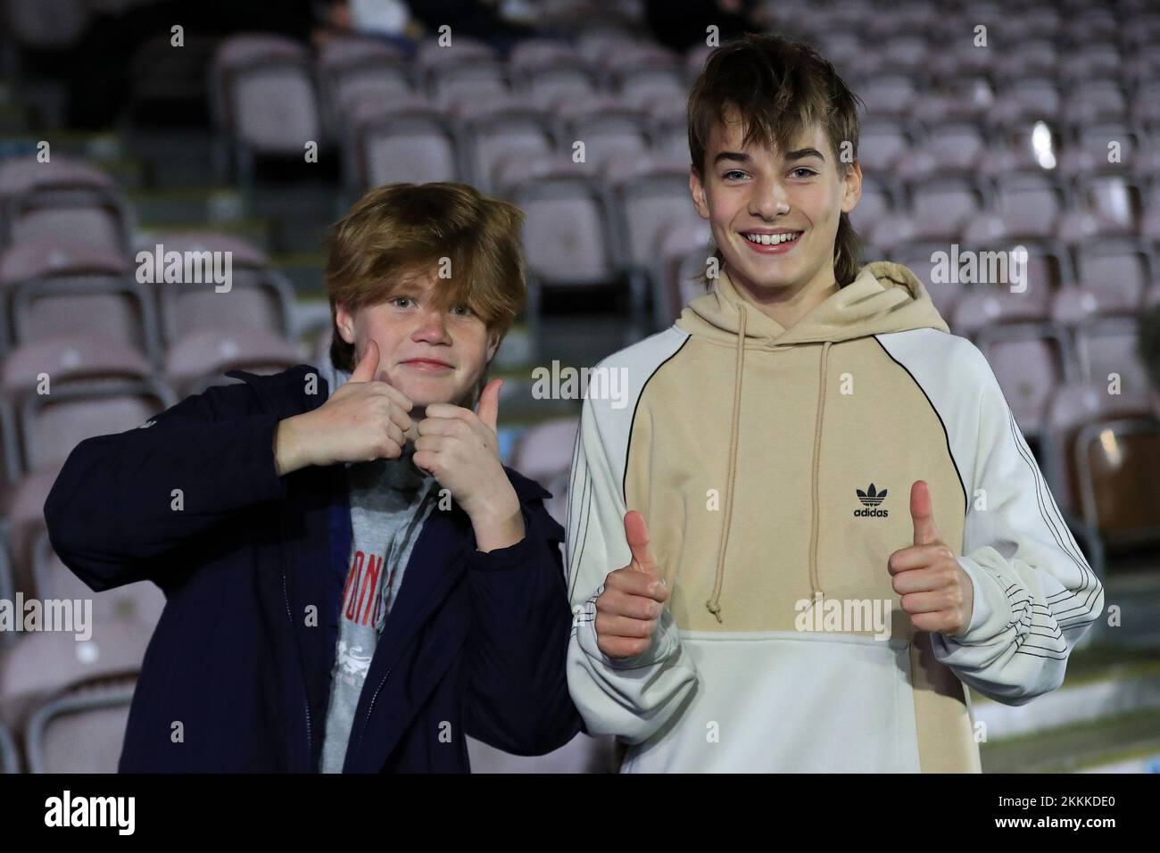 Twickenham, Royaume-Uni. 25th novembre 2022. Les fans de Harlequins ont assisté au match de rugby Gallagher Premiership entre Harlequins et Gloucester au stade de Twickenham, à Twickenham, au Royaume-Uni, le 25 novembre 2022. Photo de Carlton Myrie. Utilisation éditoriale uniquement, licence requise pour une utilisation commerciale. Aucune utilisation dans les Paris, les jeux ou les publications d'un seul club/ligue/joueur. Crédit : UK Sports pics Ltd/Alay Live News Banque D'Images