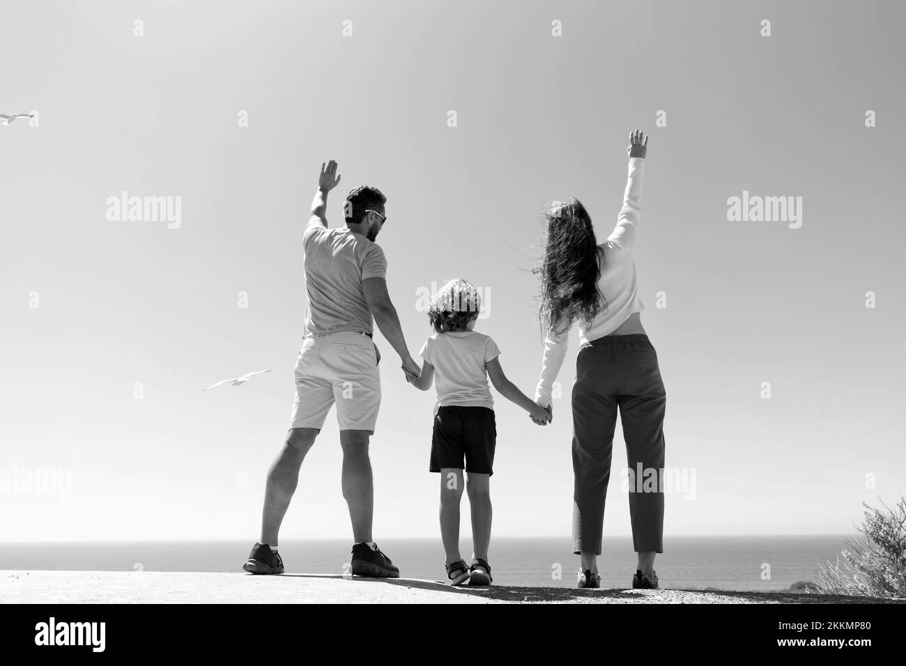 assurance vie. adoption et réalisation. vue arrière. père mère et enfant en été. Banque D'Images