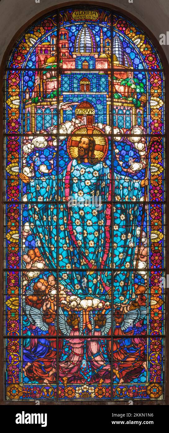 BERNE, SUISSE - JUNY 27, 2022: Le Jésus-Christ, roi de l'Amour, sur le vitrail de l'église Franzosichche Kirche. Banque D'Images