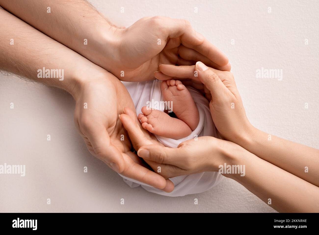 La mère fait un massage sur le pied de bébé. Prévention des pieds plats, du tonus musculaire. Banque D'Images