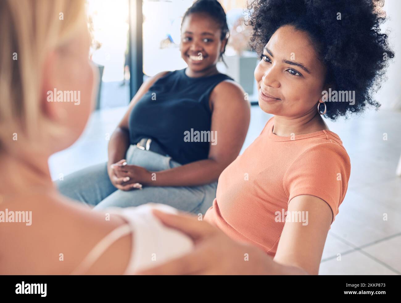 Empathie, soutien et counseling avec les personnes en thérapie rencontre pour la psychologie, la dépression et la communauté. Santé mentale, guérison et difficile avec Banque D'Images