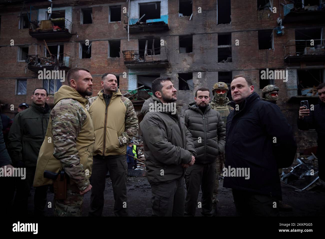 Le président ukrainien Volodymyr Zelenskyy a visité la ville de Vyshgorod, dans la région de Kiev, lors d’un voyage de travail et inspecté un bâtiment résidentiel de quatre étages endommagé par une attaque de missiles russes sur 23 novembre. Le chef de l'Administration militaire régionale de Kiev, Oleksiy Kuleba, a fait rapport au chef de l'État sur l'ampleur de la destruction causée par un missile russe heurtant le bâtiment. Six personnes ont été tuées et au moins 30 personnes ont été blessées dans ce choc. Les victimes reçoivent les soins médicaux nécessaires. Banque D'Images