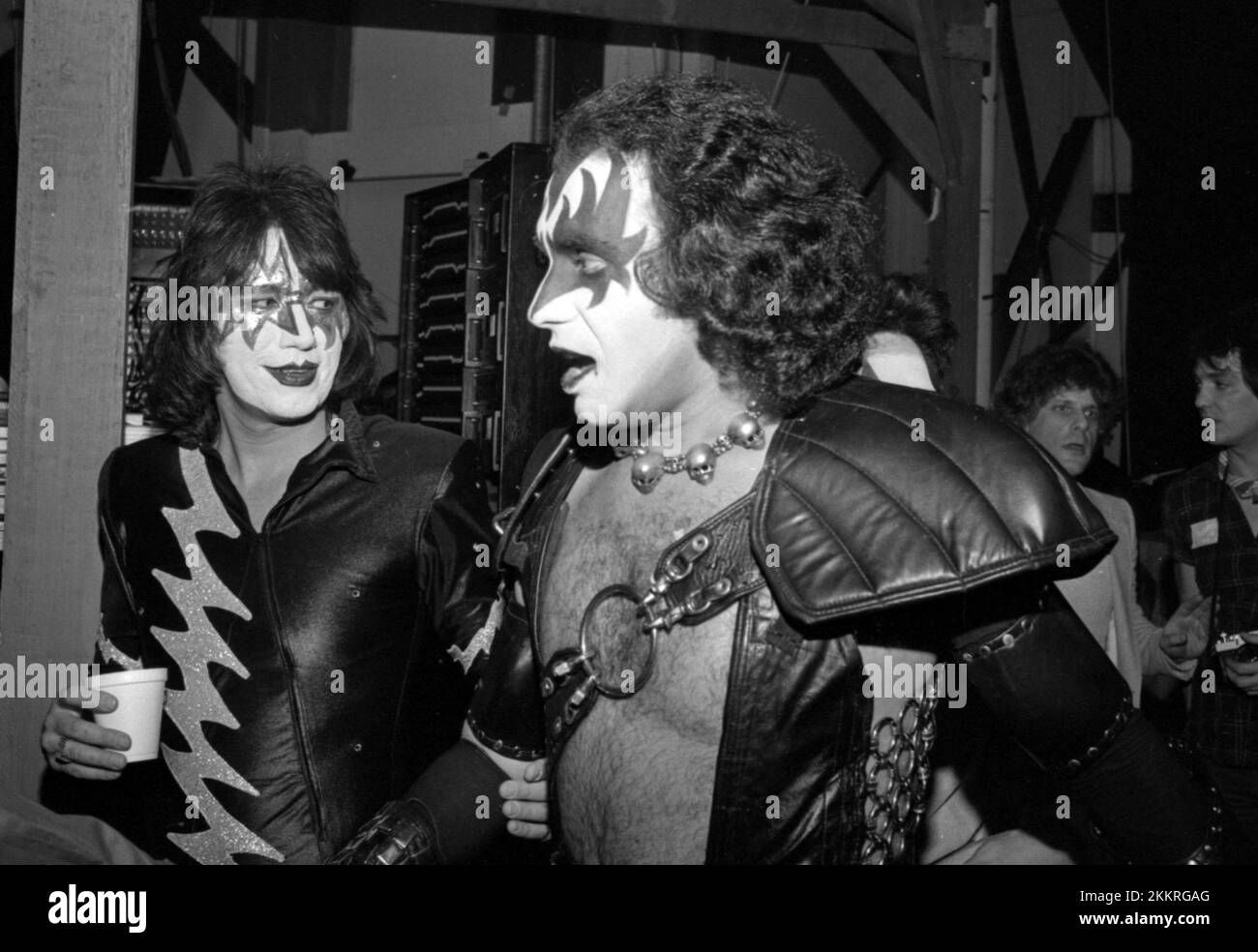 ACE Frehley et Gene Simmons de Kiss Backstage en concert pendant l'album "The Elder" en 1981 Credit: Ralph Dominguez/MediaPunch Banque D'Images