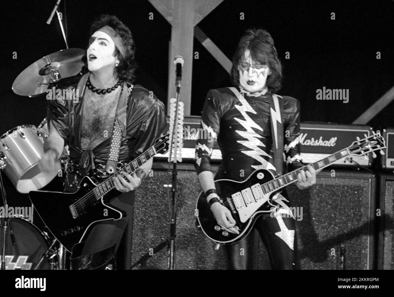 Paul Stanley et Ace Frehley de Kiss se produit en concert pendant l'album "The Elder" en 1981 Credit: Ralph Dominguez/MediaPunch Banque D'Images
