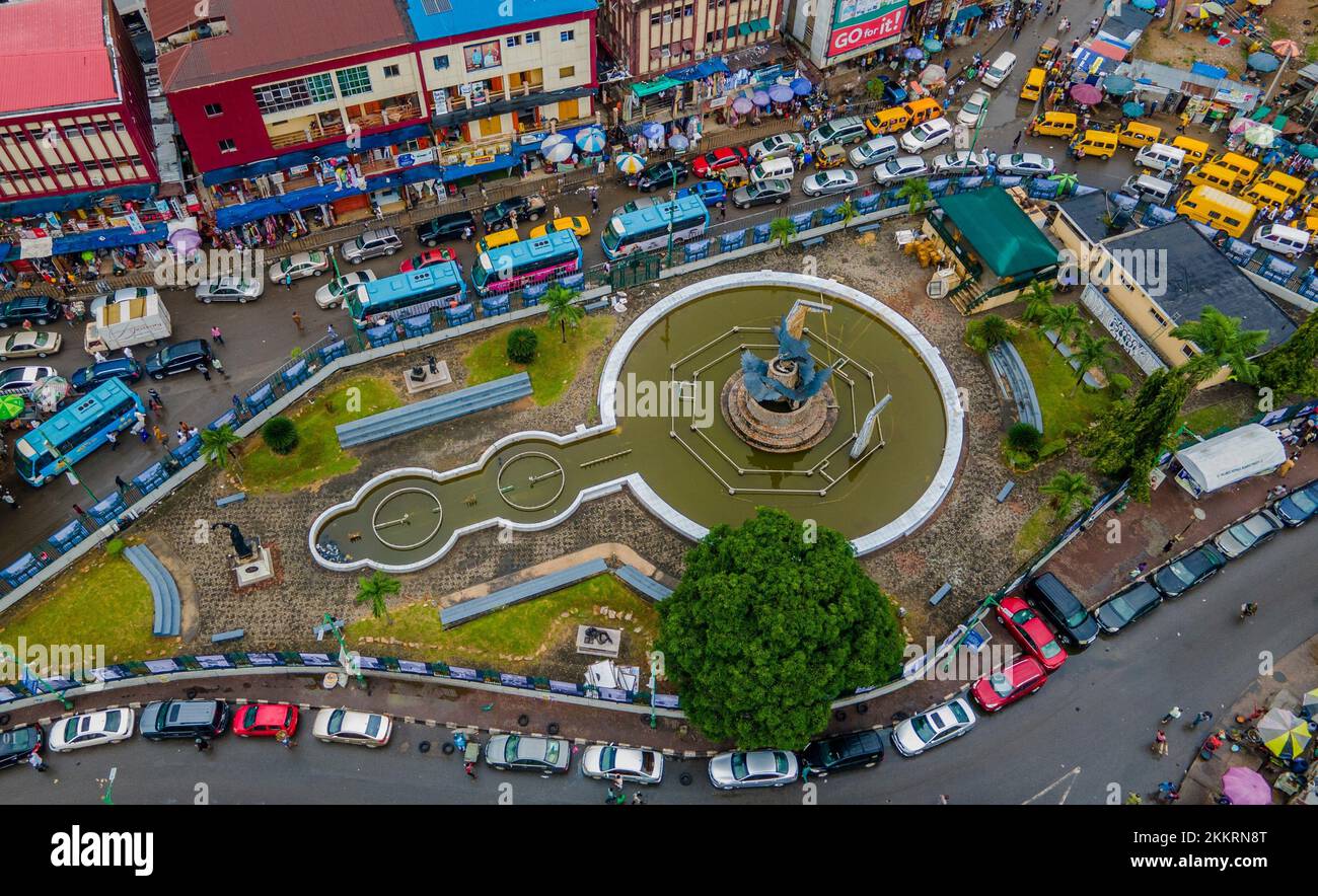 Une vue aérienne de Lagos Eagle Square avec des bâtiments colorés autour et des voitures garées Banque D'Images