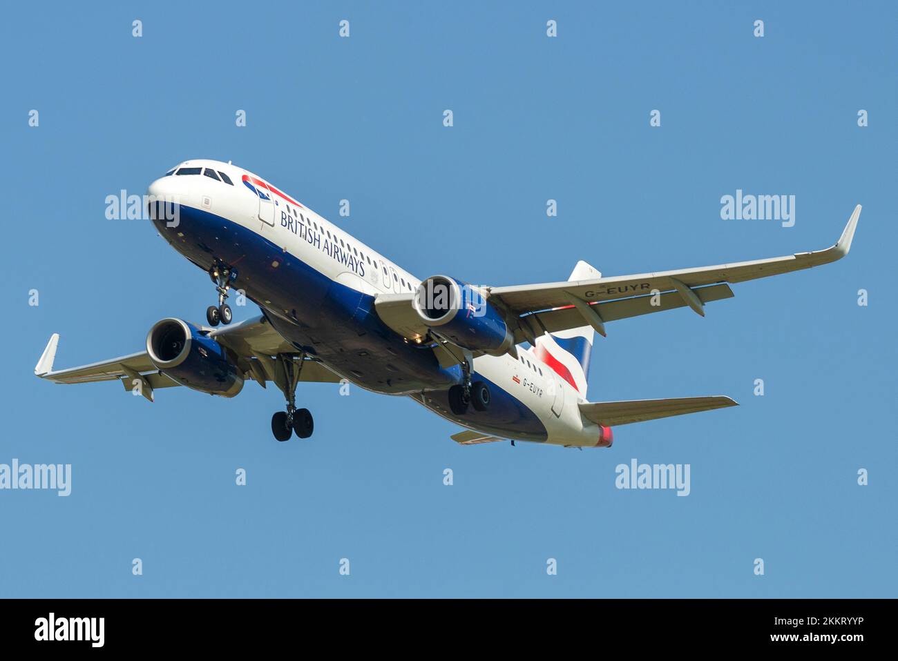 SAINT-PÉTERSBOURG, RUSSIE - 13 MAI 2019 : British Airways Airbus A320-232 (G-EUYR) sur une trajectoire de glisse contre un ciel bleu sans nuages Banque D'Images