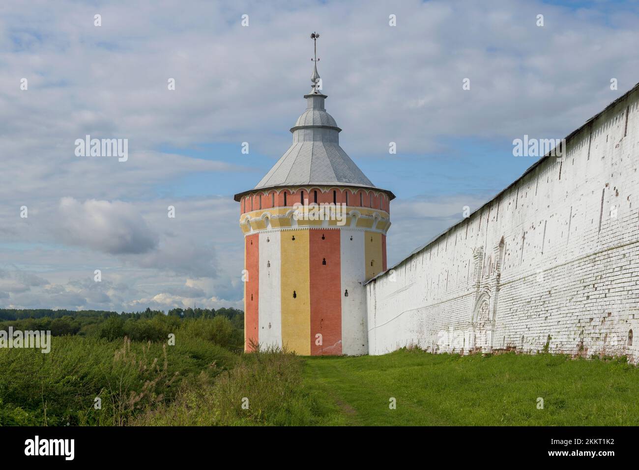 Ancienne tour défensive du monastère de Spaso-Prilutsky Dimitriev en août matin. Vologda, Russie Banque D'Images