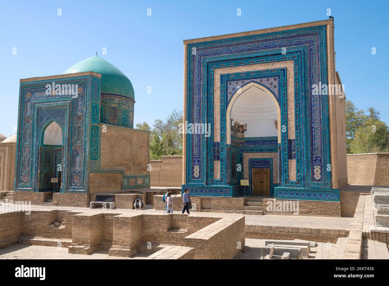 SAMARKAND, OUZBÉKISTAN - 12 SEPTEMBRE 2022 : deux mausolées médiévales le jour de septembre. Complexe funéraire Shah-i-Zinda Banque D'Images