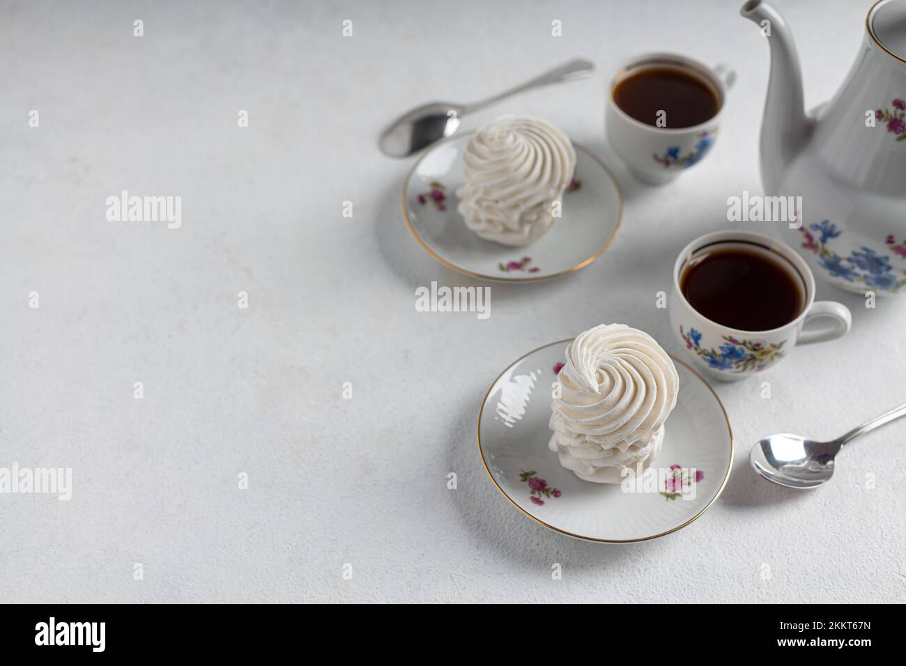 tea party avec un zephyr aéré et délicat sur fond clair. dessert maison, pâtisserie, chef pâtissier, vacances, anniversaire, confiserie, thé gourmet p Banque D'Images