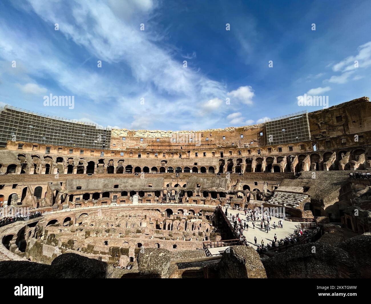 Rome, Italie - 24 octobre 2022 : vue sur le Colisée de Rome et le soleil du matin, Italie, Europe. Banque D'Images