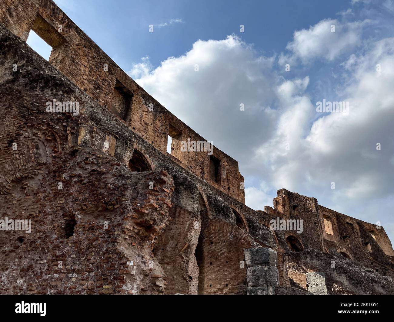 Rome, Italie - 24 octobre 2022 : vue sur le Colisée de Rome et le soleil du matin, Italie, Europe. Banque D'Images