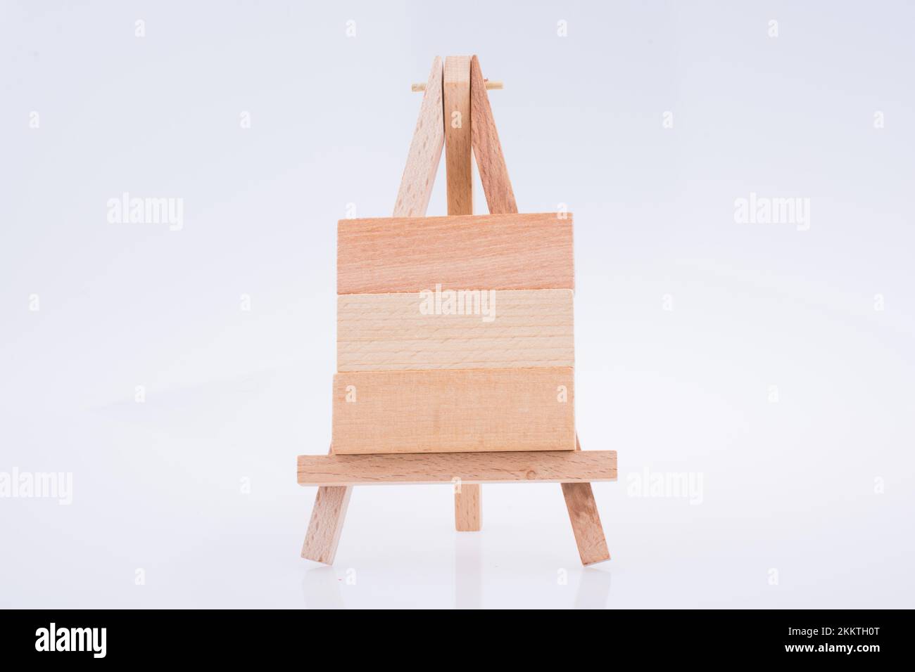 Blocs de construction mis sur trépied pour peinture sur fond blanc Banque D'Images