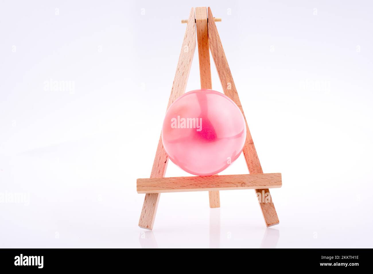 Ballon placé sur un trépied pour la peinture sur fond blanc Banque D'Images