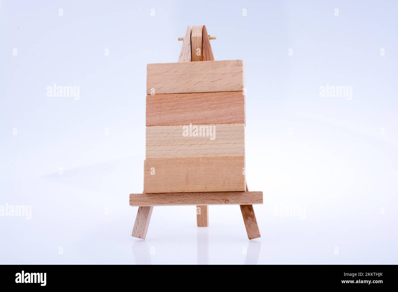 Blocs de construction mis sur trépied pour peinture sur fond blanc Banque D'Images