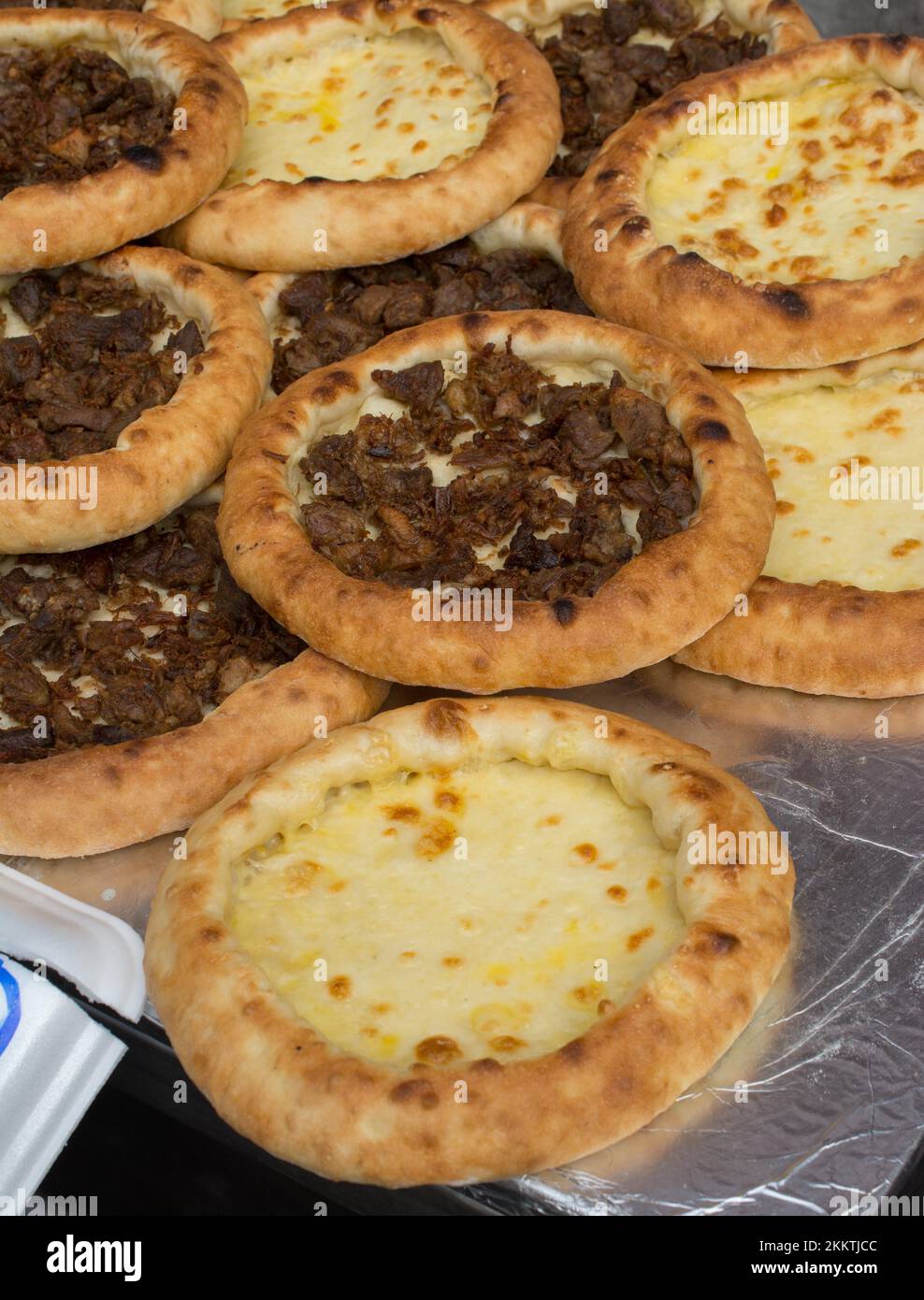 Pain plat de style turc recouvert de fromage Banque D'Images