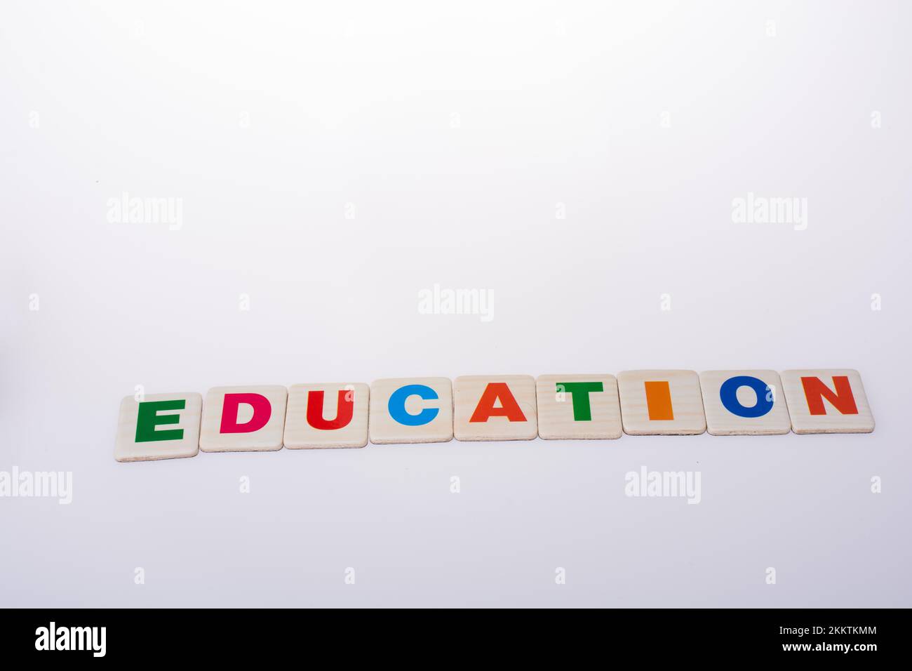 Petit globe modèle coloré et le mot de l'éducation Banque D'Images