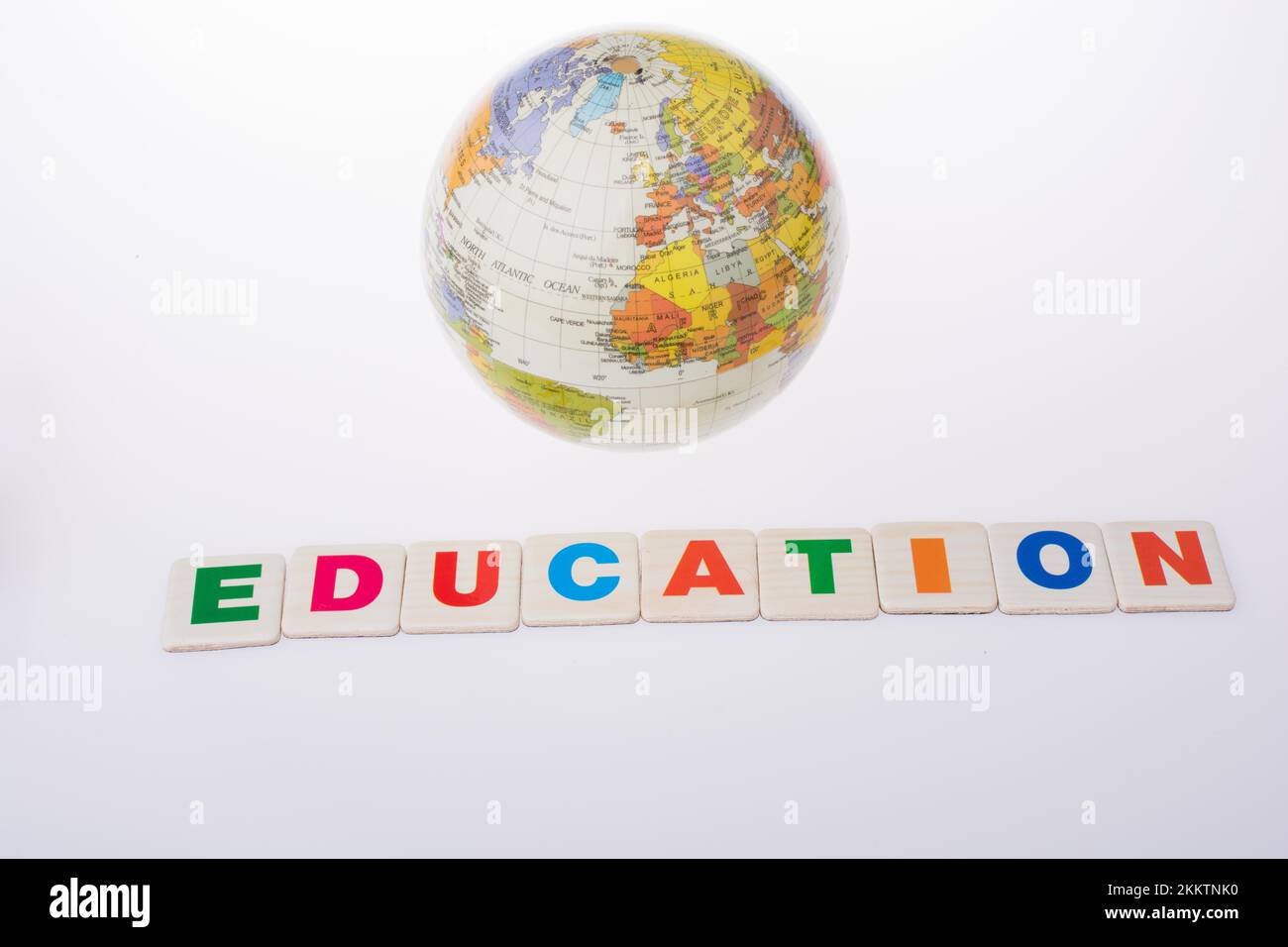 Petit globe modèle coloré et le mot de l'éducation Banque D'Images