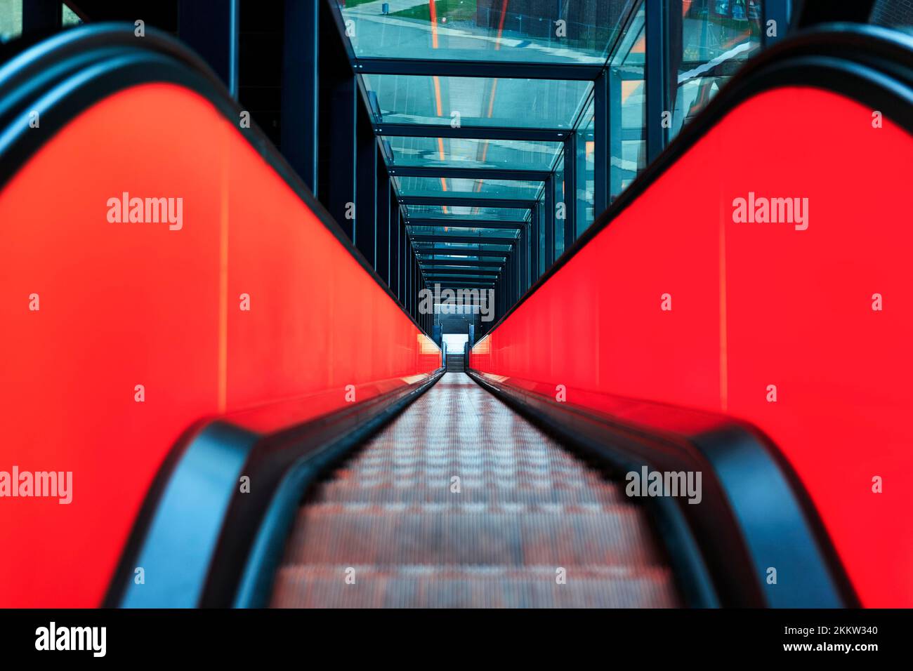 Escalier roulant vers le bas, orange, image de symbole, centre d'accueil, musée Ruhr, Zeche Zollverein, Essen, région de la Ruhr, Rhénanie-du-Nord-Westphalie, Allemagne, Europe Banque D'Images