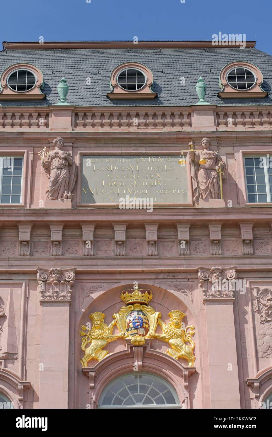 Lions, armoiries dorées, portail principal Residenzschloss, place du marché, Darmstadt, Hesse, Allemagne, Europe Banque D'Images