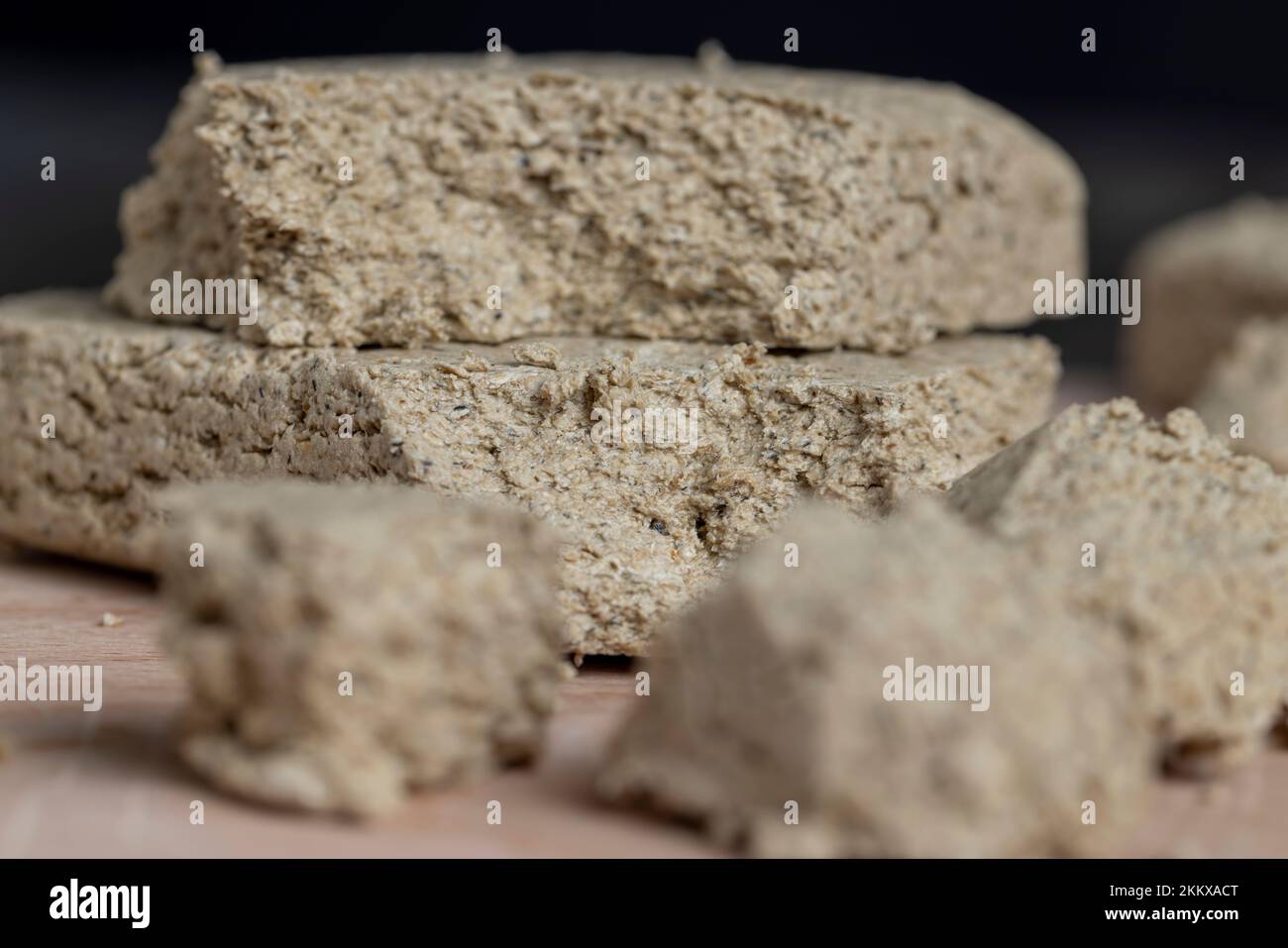 Halva de tournesol en morceaux, morceaux de bonbons de halva sur un panneau en bois Banque D'Images
