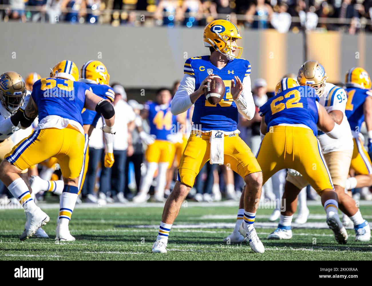 25 novembre 2022 Berkeley, CA États-Unis Jack Plummer (13), un quarterback de Californie, recherche un récepteur ouvert pendant le match de football NCAA entre les Bruins UCLA et les Golden Bears de Californie. UCLA a battu California 35-28 au California Memorial Stadium Berkeley en Californie. Thurman James/CSM Banque D'Images