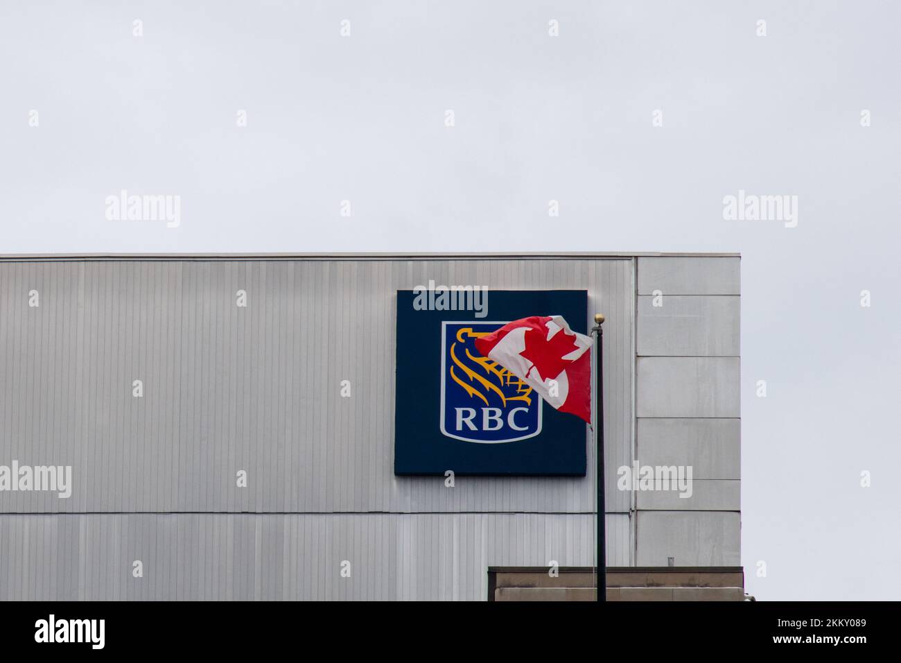 Le drapeau canadien est placé devant le logo RBC, Banque Royale du Canada, sur le côté d'un immeuble de bureaux à Ottawa, la capitale du Canada. Banque D'Images