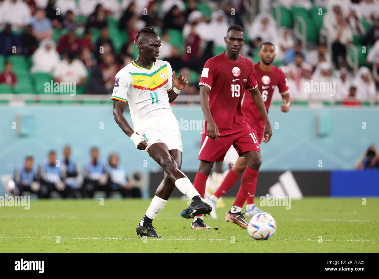 Doha, Qatar. 25th novembre 2022. Pathe Cisse du Sénégal, Almoez Ali du Qatar pendant la coupe du monde de la FIFA 2022, Group A football match entre le Qatar et le Sénégal sur 25 novembre 2022 au stade Al Thumama à Doha, Qatar - photo: Jean Catuffe/DPPI/LiveMedia crédit: Agence photo indépendante/Alamy Live News Banque D'Images