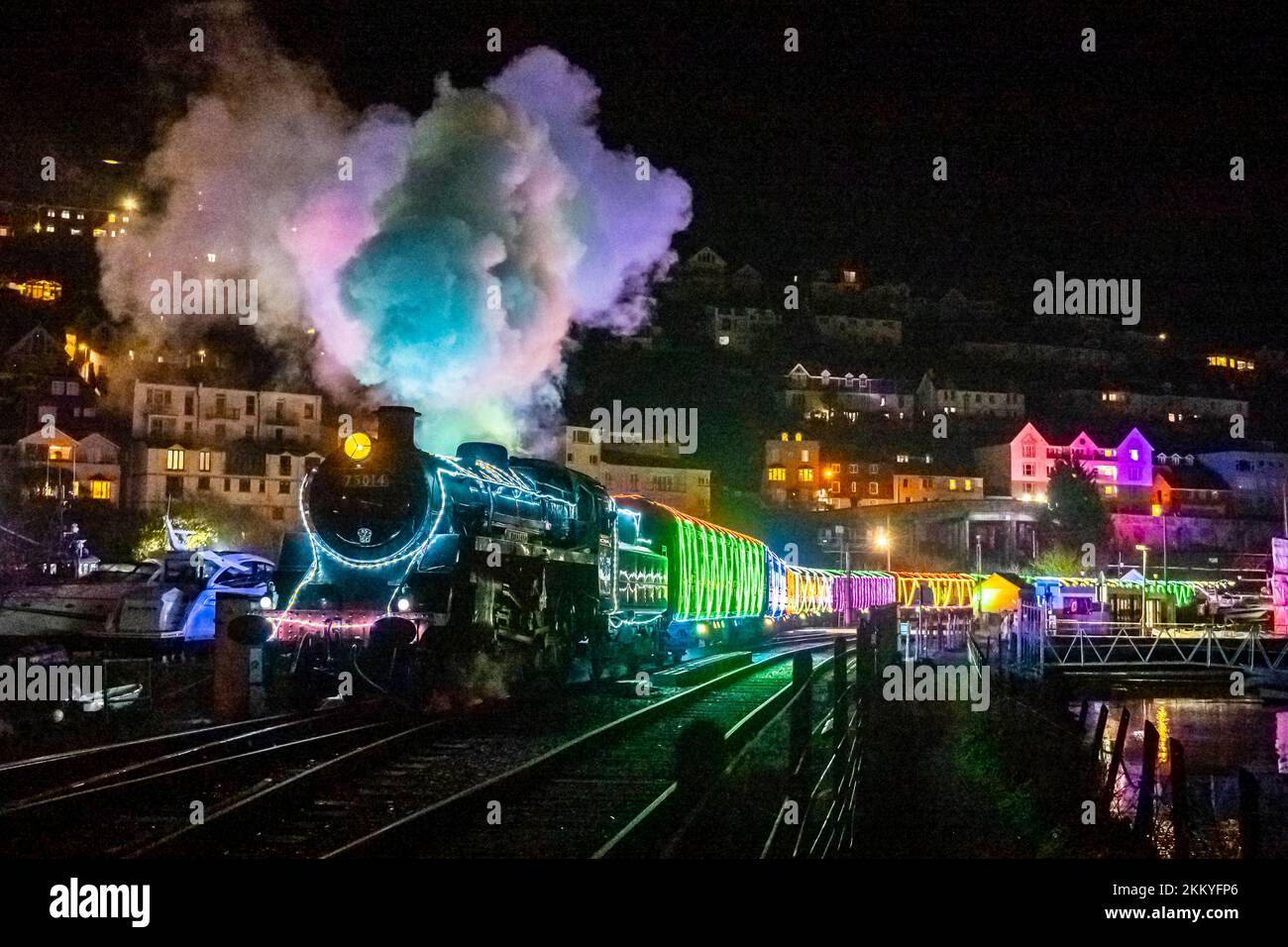 Kingswear, Devon, Royaume-Uni. 25th novembre 2022. Le train de lumière de Noël sur le chemin de fer à vapeur de Dartmouth, qui circule du 25th novembre au 30th décembre 2022, sort de la gare de Kingjure à Devon sur son chemin vers Paignton. Les wagons et les locomotives à vapeur du service de fête sont éclairés à l'intérieur et à l'extérieur par des lumières colorées. Crédit photo : Graham Hunt/Alamy Live News Banque D'Images