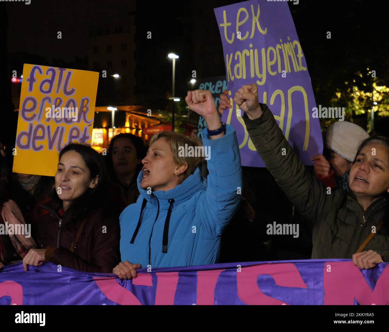 Karaköy-İstanbul -25 novembre 2022 les activistes des droits des femmes crient des slogans pour protester contre la violence sexiste à Istanbul sur 25 novembre 2022. Banque D'Images