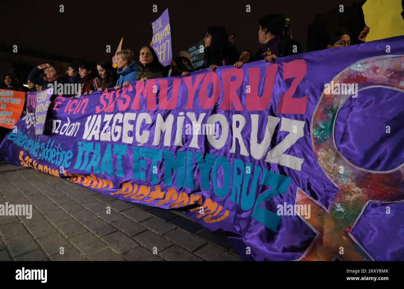 La bannière se déroula à la Journée internationale pour l'élimination de la violence à l'égard des femmes à Istanbul. Les femmes ont marché. Banque D'Images