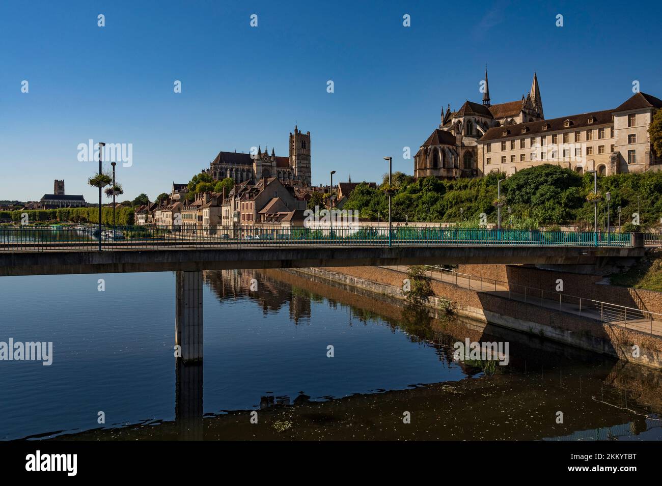 Vue sur Auxerre et l'Yonne. France Banque D'Images