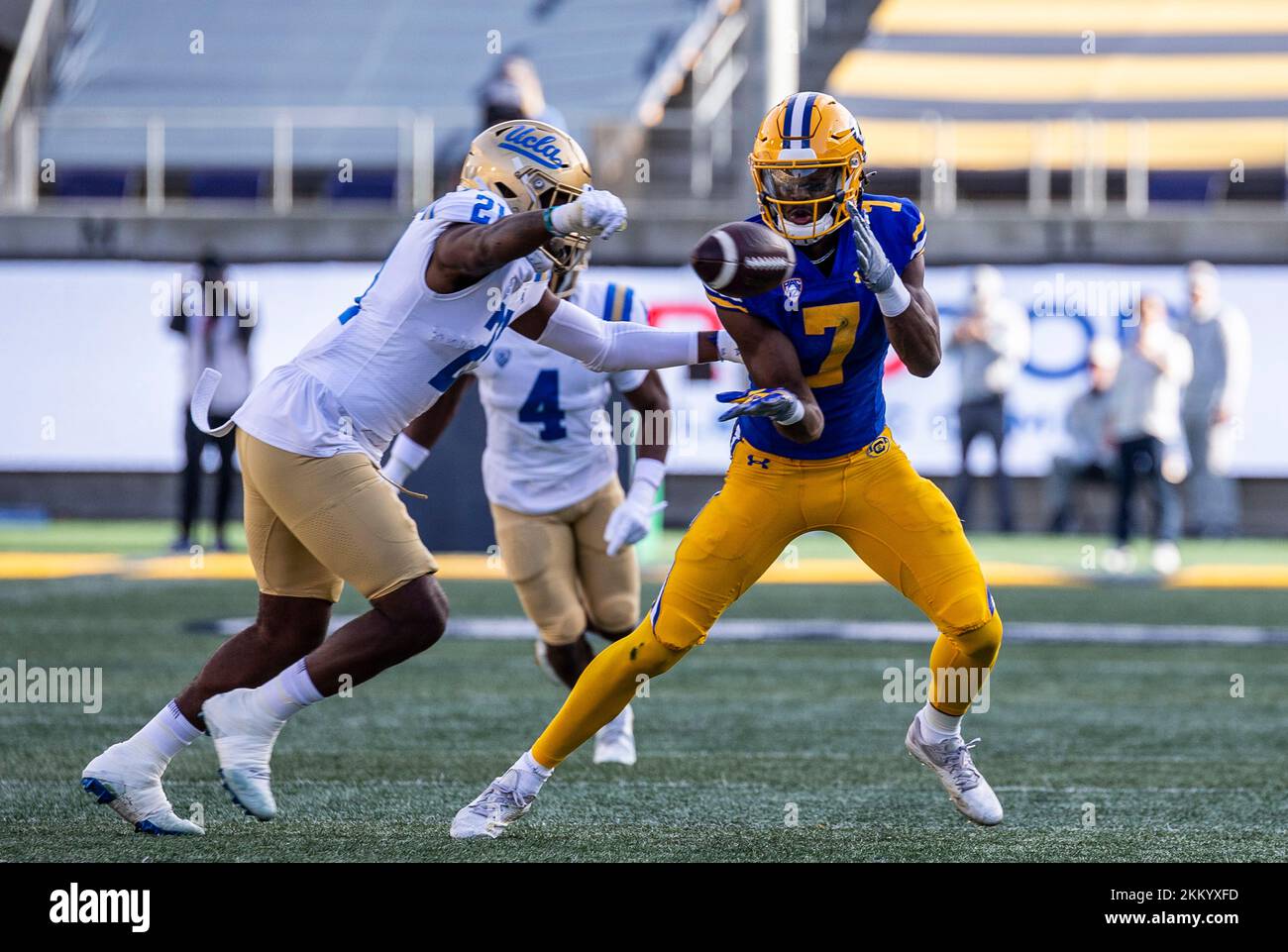 25 novembre 2022 Berkeley, CA États-Unis J. Michael Sturdivant, receveur de la Californie à l'échelle de la Californie (7), reçoit un court passage lors du match de football NCAA entre les Bruins UCLA et les Golden Bears de Californie. UCLA a battu California 35-28 au California Memorial Stadium Berkeley en Californie. Thurman James/CSM crédit: CAL Sport Media/Alay Live News Banque D'Images