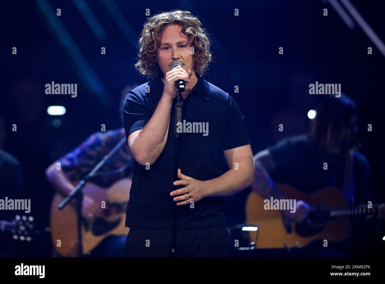 PRODUCTION - 12 octobre 2022, Saxe, Leipzig: Le chanteur-compositeur allemand Michael Schulte joue dans le spectacle de divertissement ARD "vos chansons". Photo: Hendrik Schmidt/dpa Banque D'Images