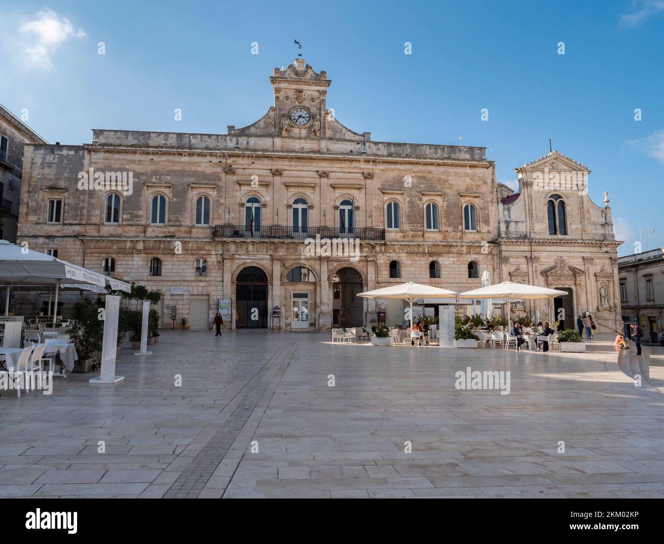 OSTUNI, ITALIE - 28 OCTOBRE 2021 : place de la ville de Piazza della Liberta à Ostuni, Italie avec hôtel de ville de Comune Di Ostuni Banque D'Images