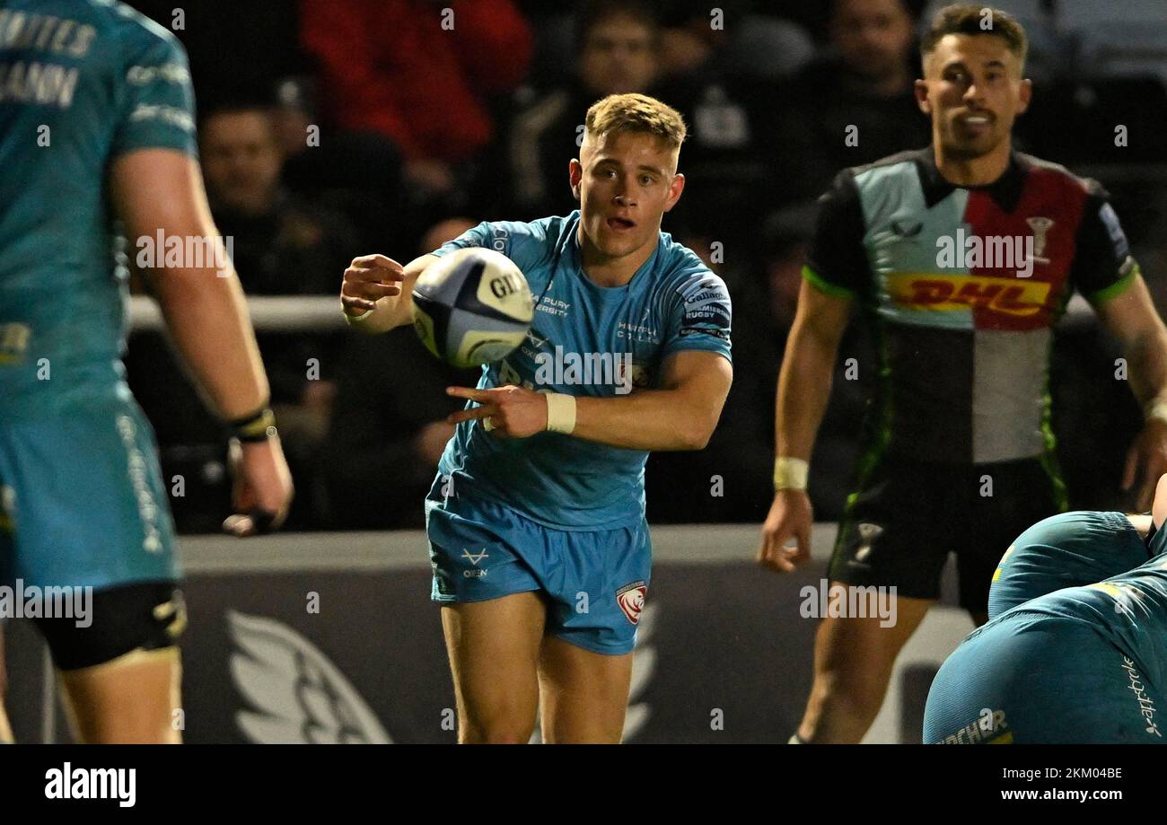 Twickenham, Royaume-Uni. 25th novembre 2022. Rugby, premier ministre. Harlequins V Gloucester. La fonction Stiop. Twickenham. Stephen Varney (Gloucester) passe lors du match de rugby Harlequins V Gloucester Gallagher Premiership. Credit: Sport en images/Alamy Live News Banque D'Images