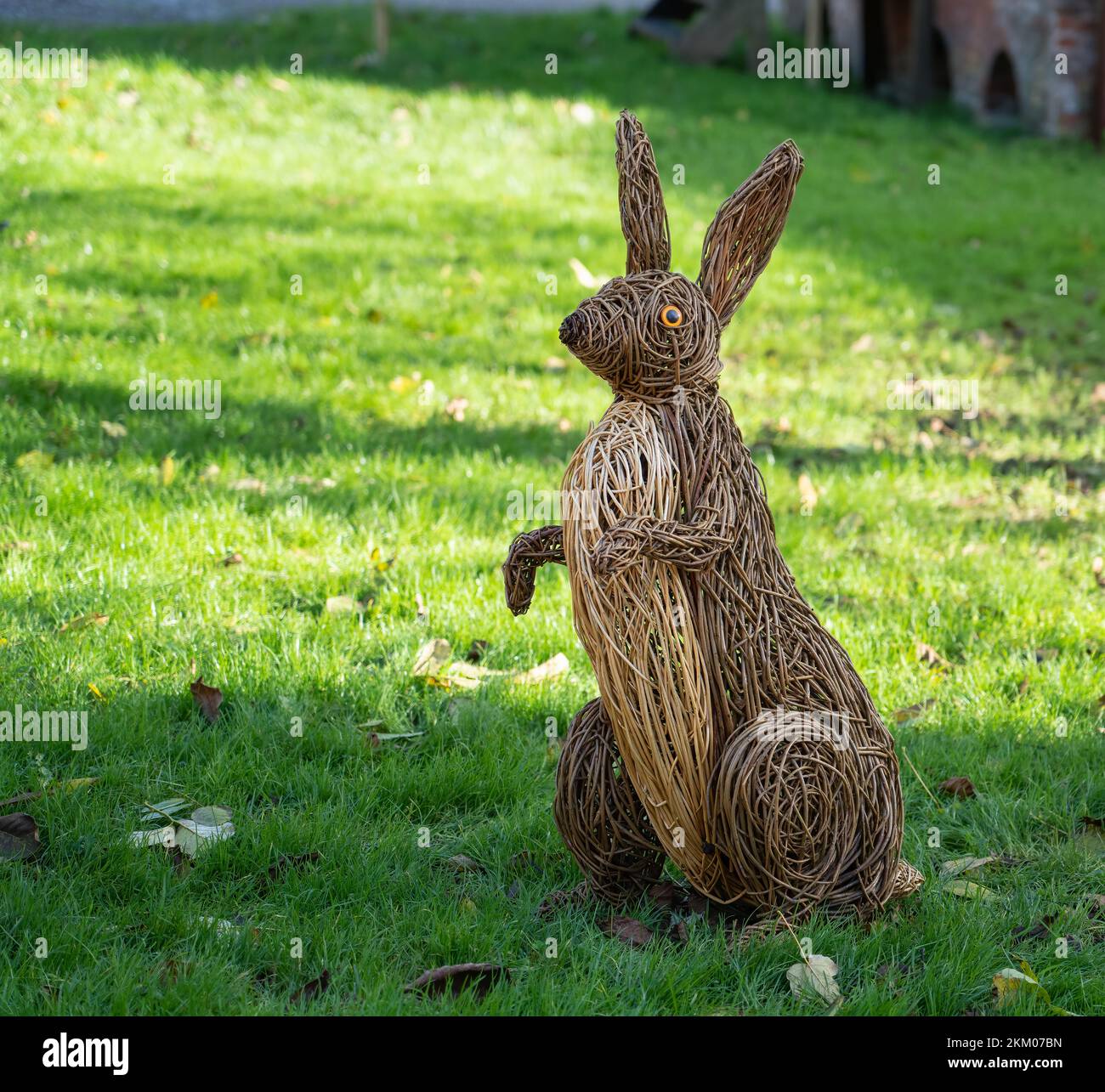 Lapin, sculpture tissée sur la faune et la flore du saule dans un grand jardin Banque D'Images