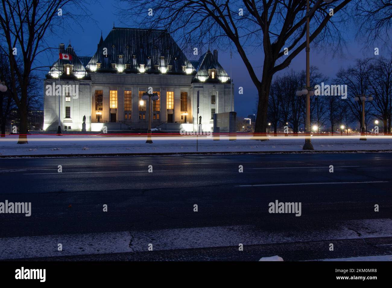 L'édifice de la Cour suprême du Canada est éclairé de façon vive lors d'une matinée enneigée à Ottawa. Banque D'Images