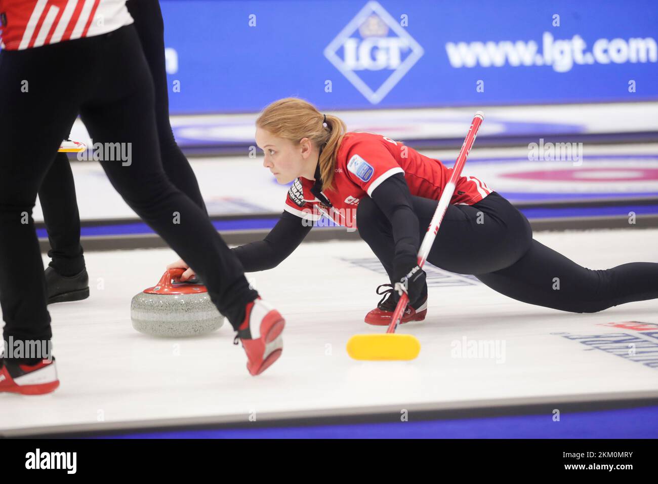 Denmarks Mathilde Halsependant le match pour la médaille d'or entre le Danemark et la Suisse aux Championnats d'Europe de curling qui se sont déroulés à Ostersund Aren Banque D'Images