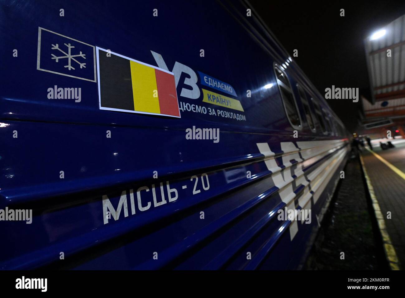 Kiev, Ukraine. 26th novembre 2022. L'illustration montre le train avec un drapeau belge, pendant le voyage en avion de la Belgique à la Pologne et en train de la Pologne à l'Ukraine, du Premier ministre belge et du ministre belge des Affaires étrangères, lors d'un voyage à Kiev, Ukraine, le samedi 26 novembre 2022. Le Premier ministre de Croo et le ministre des Affaires étrangères Lahbib sont arrivés samedi dans la capitale ukrainienne, Kiev, pour une visite non annoncée. Il y a neuf mois, la Russie envahissait le pays voisin. La Belgique fournira un soutien supplémentaire à l'Ukraine. De Croo et Lahbib utilisent la visite pour annoncer addi Banque D'Images