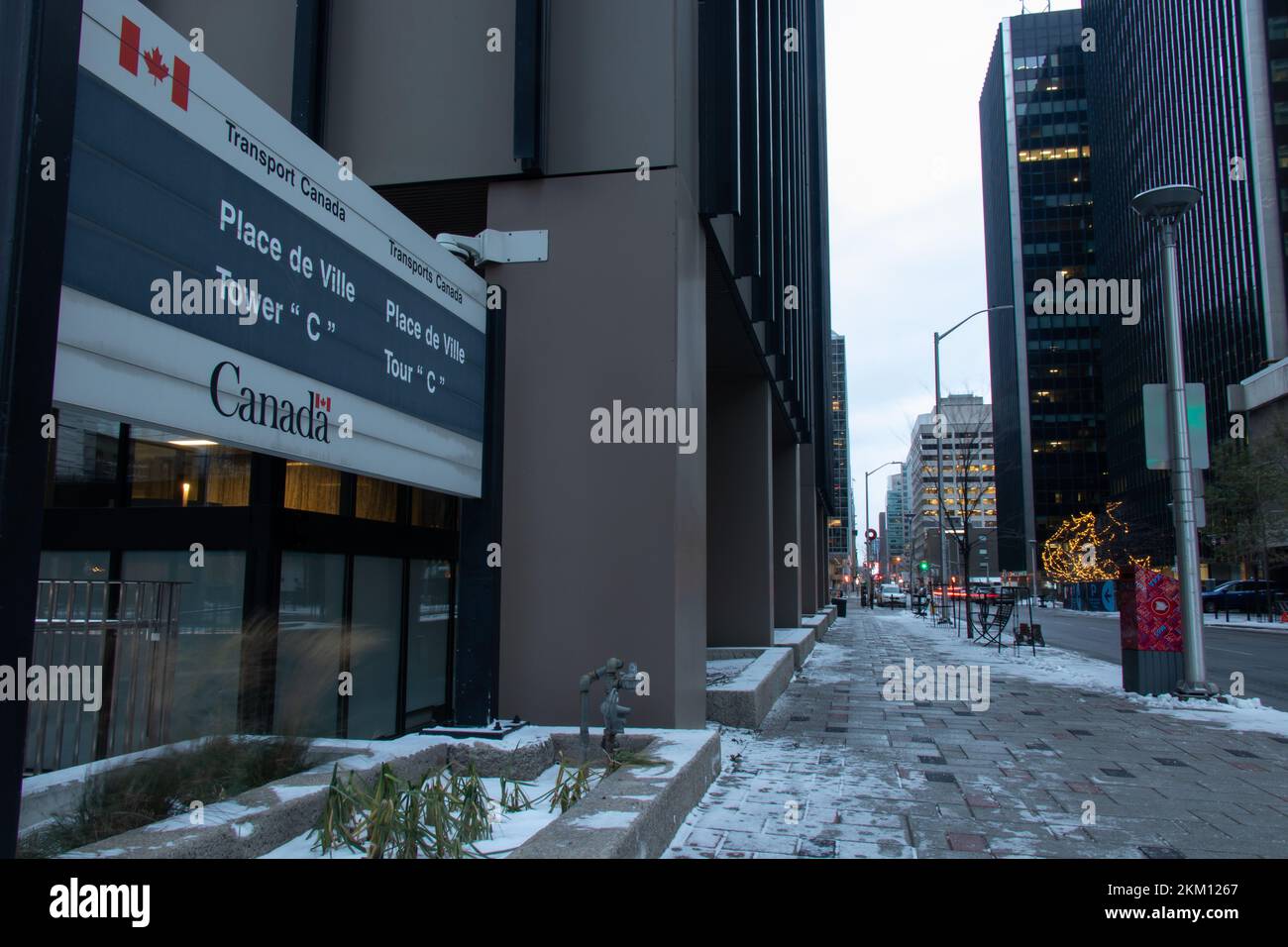 Un panneau pour un immeuble de bureaux de Transports Canada, qui fait partie du gouvernement fédéral du Canada, est visible tôt le matin au centre-ville d'Ottawa. Banque D'Images Un panneau pour un immeuble de bureaux de Transports Canada, qui fait partie du gouvernement fédéral du Canada, est visible tôt le matin au centre-ville d'Ottawa. Banque D'Images