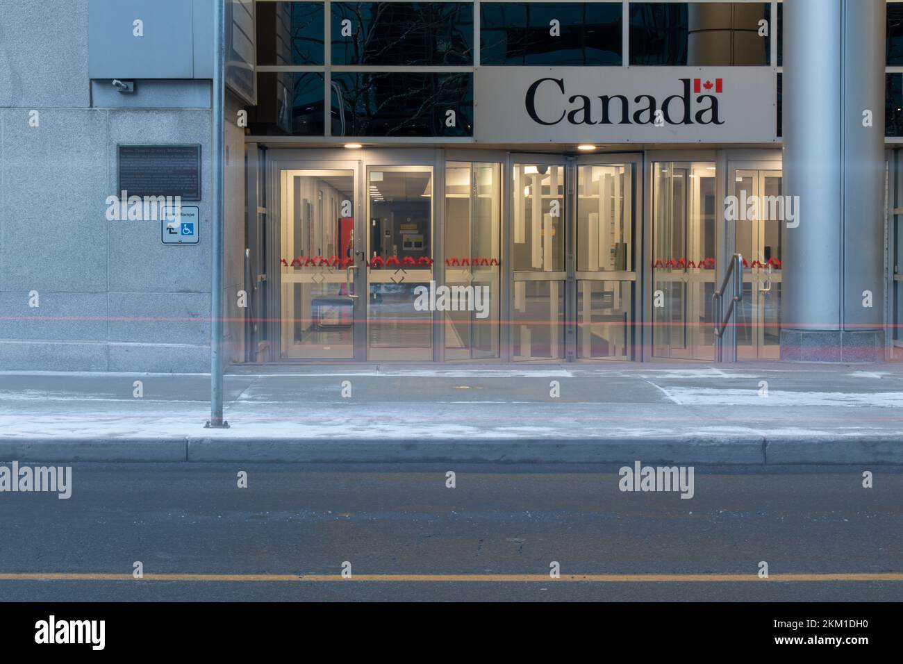 Le logo du gouvernement du Canada est visible au-dessus de l'entrée d'un immeuble de bureaux du gouvernement fédéral, le matin au centre-ville d'Ottawa. Banque D'Images