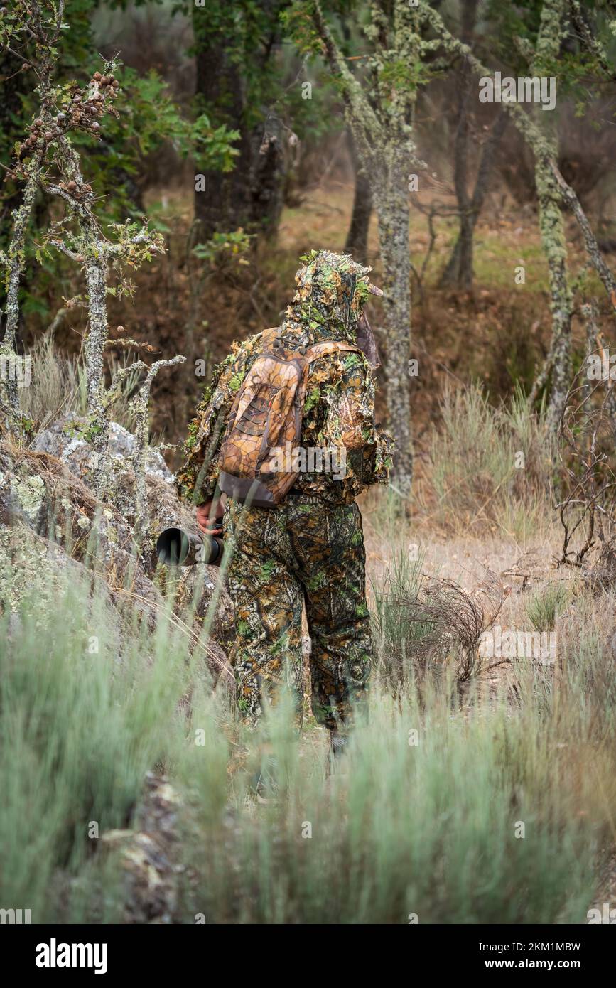 Photographe vêtu d'un costume de camouflage dans la nature Banque D'Images