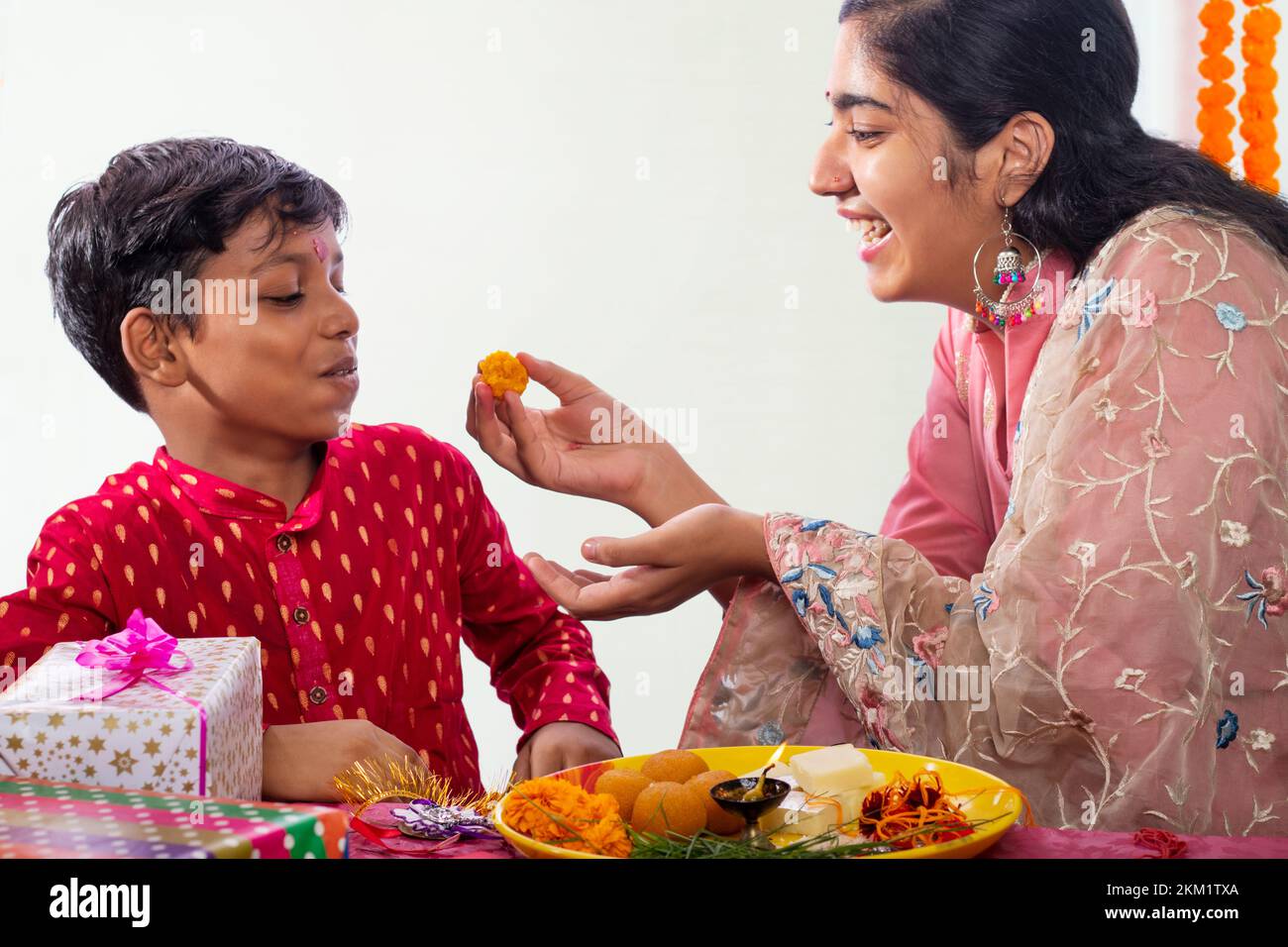 Sœur nourrissant des ladoos à son frère à l'occasion de Raksha Bandhan Banque D'Images