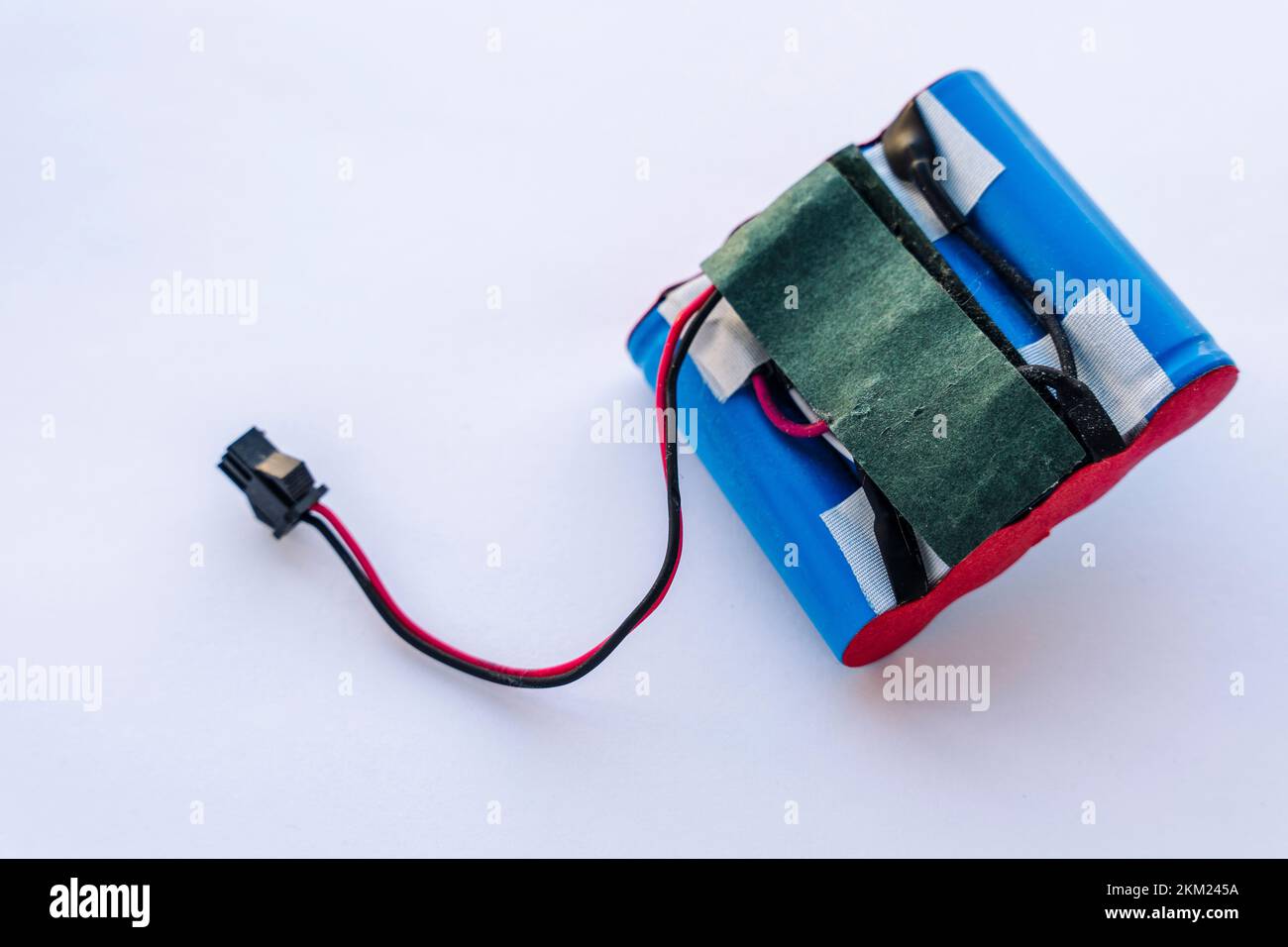 La technologie de batterie au lithium-ion moderne concept. Batterie Li-Ion  de métal avec des cellules de batterie de véhicule électrique sur fond  noir. 3d illustration Photo Stock - Alamy