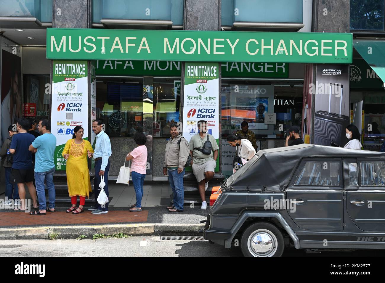 Les Indiens font la queue devant un magasin de change dans le district de Little India à Singapour Banque D'Images