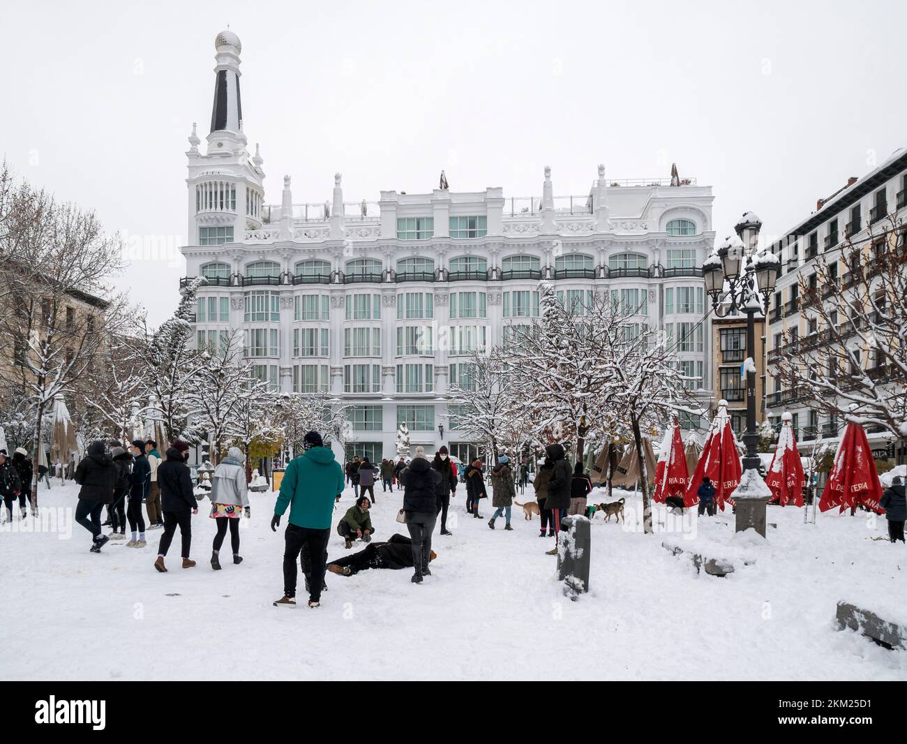 Plaza de Santa Ana nevada. Madrid. Espagne Banque D'Images