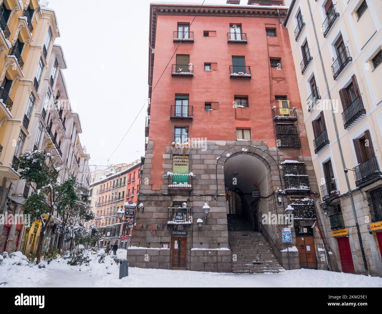 Arco de Cuchilleros nevado. Madrid. Espagne Banque D'Images