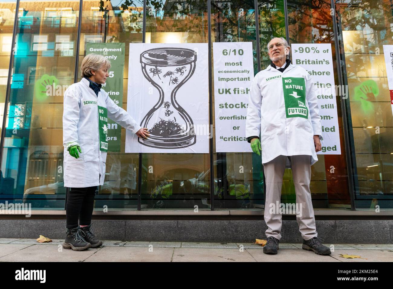 Londres, Royaume-Uni. 25 novembre 2022. Des scientifiques pour l'extinction rébellion démontrera en dehors de DEFRA à Londres Banque D'Images