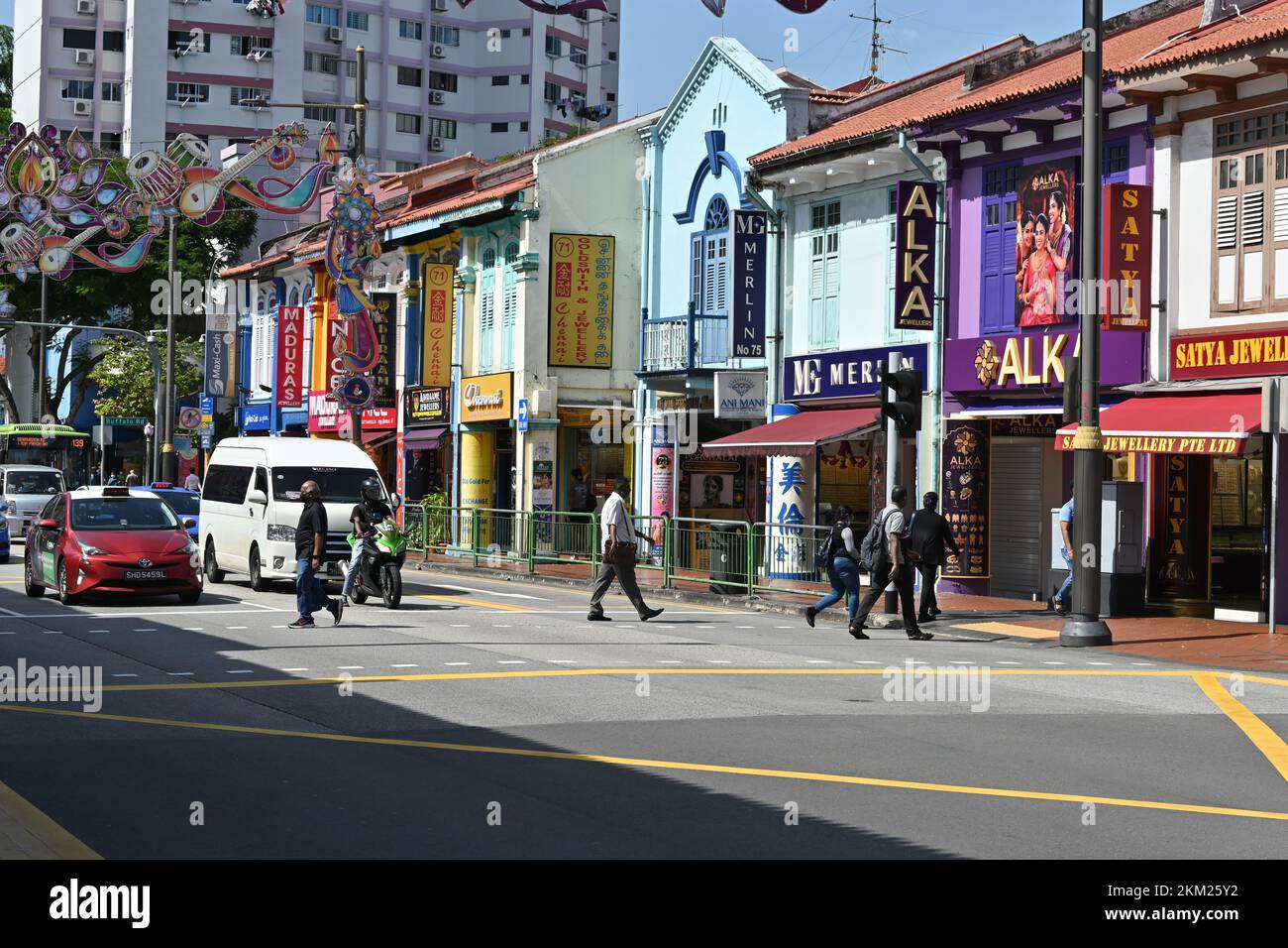 Des boutiques colorées se trouvent devant vous dans le quartier de Little India à Singapour Banque D'Images